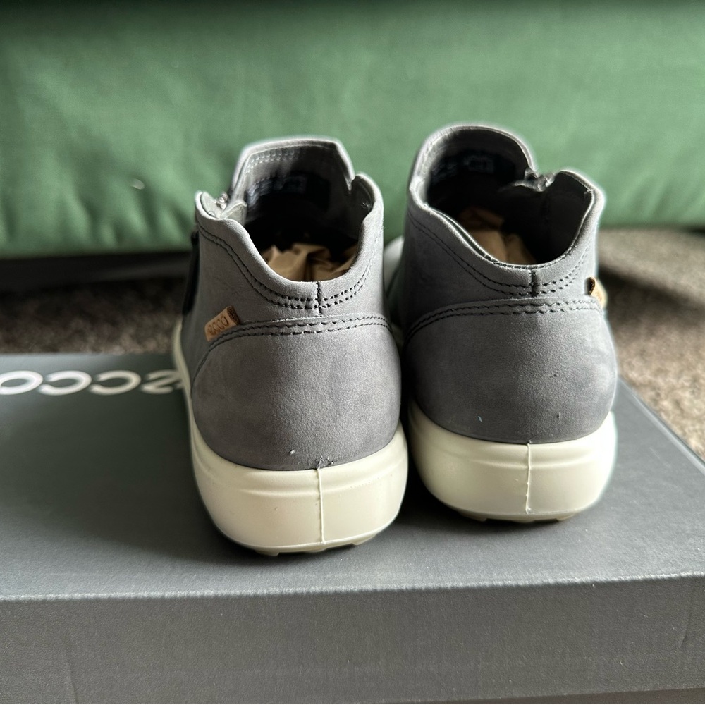 ECCO Soft 7. Women's Nubuck Zip Bootie. Size 6.5 - Picture 9 of 12